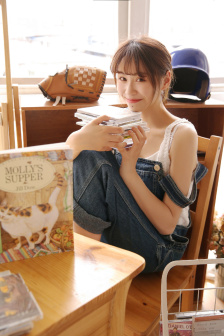 美女和男人亲嘴